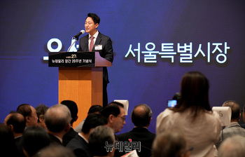 [포토] 오세훈 시장 '뉴데일리 창간 20주년 축하합니다'