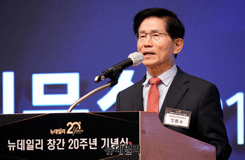 [포토] 김문수 '뉴데일리 20주년 축하합니다'