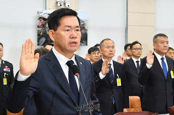 [포토] 국감서 선서하는 석종건 방위사업청장