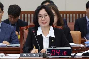 [포토] 질의에 답하는 이미선 기상청장