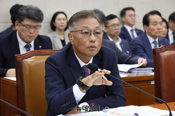 [포토] 답변하는 강중구 건강보험심사평가원장