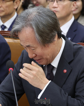 [포토] 위원장 농담에 웃음참는 정기석 건보공단 이사장