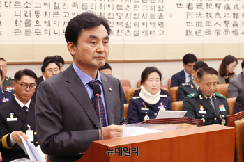 [포토] 법사위서 업무보고 하는 안규백 국방부 장관