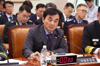 [포토] 의원들의 질문에 답하는 안규백 국방부 장관