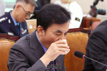 [포토] 물 마시는 안규백 국방부 장관