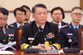 [포토] 답변하는 강동길 해군참모총장