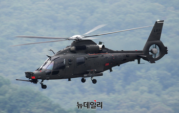 [포토] 비행 선보이는 국내 개발 헬기 LAH