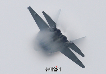 [포토] 고난도 기동 선보이는 '국산 전투기' KF-21