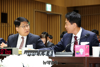 [포토] 대화나누는 오세훈·김태균 