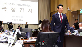 [포토] 이동하는 오세훈 서울시장  