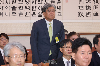 [포토] 법사위서 인사하는 김재호 춘천지방법원