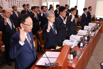 [포토] 선사하는 김대웅 서울고등법원장