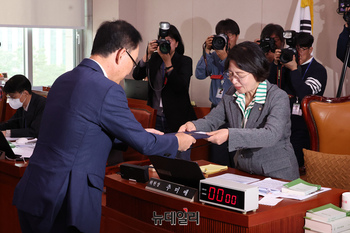 [포토] 선서문 제출하는 김대웅 서울고등법원장