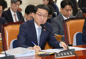 [포토] 답변하는 이억원 금융위원장