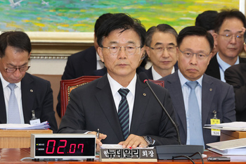 [포토] 답변하는 박상진 한국산업은행 회장