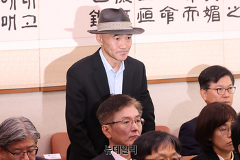 [포토] 법사위 국감 출석한 이래진 씨