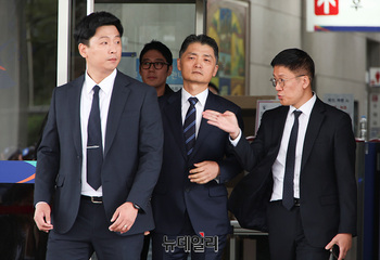 [포토] 법원 나서는 김범수 카카오 경영쇄신위원장 