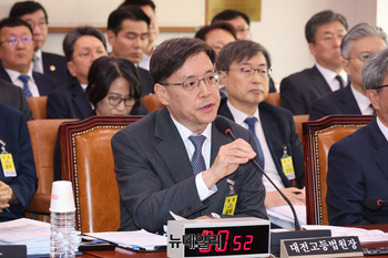 [포토] 답변하는 이원범 대전고등법원장