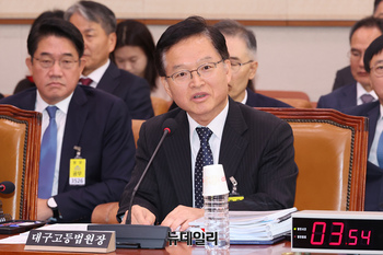 [포토] 질의에 답하는 진성철 대구고등법원장