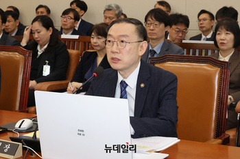 [포토] 답변하는 이명구 관세청장