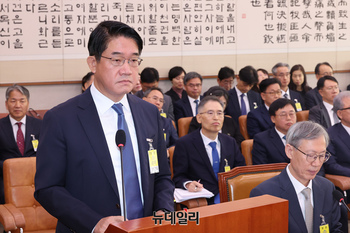 [포토] 답변하는 이흥권 제주지방법원장