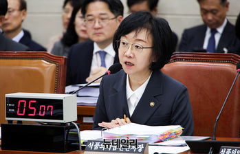 [포토] 질의에 답하는 오유경 식품의약품안전처장