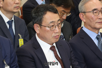 [포토] 2025 국감 증인으로 출석한 유영상 SKT 대표