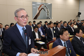 [포토] 답변하는 김영섭 KT 대표이사