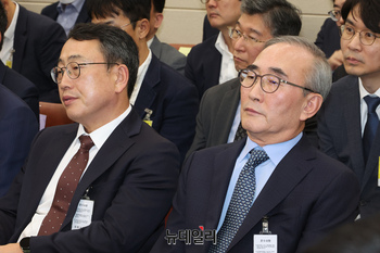 [포토] 나란히 앉은 김영섭 KT 대표이사와 유영상 SKT 대표