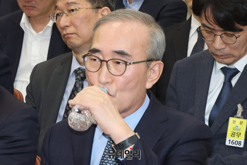 [포토] 목 타는 김영섭 KT 대표이사