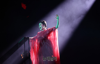 [영상] 미세스 다웃파이어, 열창하는 하은섬