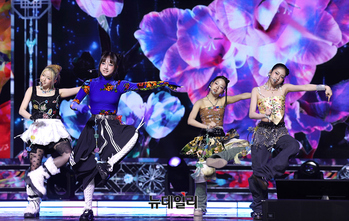 [영상] 리브랜딩 마친 신예 VVUP, 중독성 강한 '하우스 파티' 무대