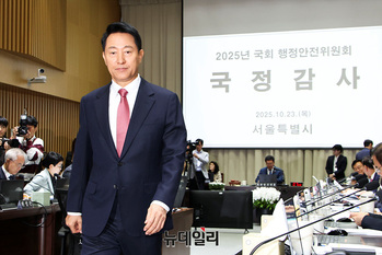 [포토] 자리로 이동하는 오세훈 서울시장 