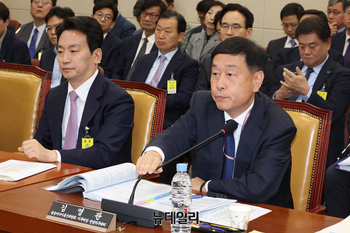 [포토] 답변하는 김영관 방송미디어통신위원회 사무처장 직무대리