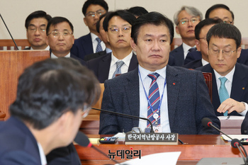 [포토] 국감 출석한 정용기 한국지역난방공사 사장