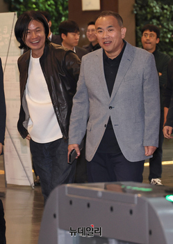 [포토] 주진우 기자와 대화하며 서울시청 입장하는 명태균