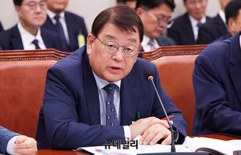 [포토] 산자중기위 출석한 박성효 소상공인시장진흥공단 이사장