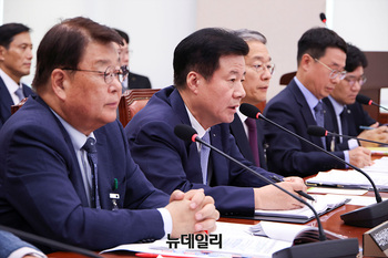 [포토] 답변하는 강석진 중소벤처기업진흥공단 이사장