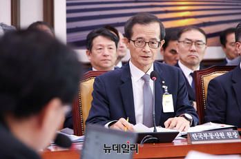 [포토] 국토위 국감 답변하는 손태락 한국부동산원 원장