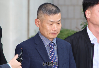 [포토] 법원 나서는 김동혁 전 국방부 검찰단장