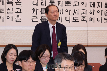 [포토] 인사하는 이완규 전 법제처장