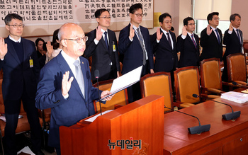 [포토] 선서하는 조원철 법제처장