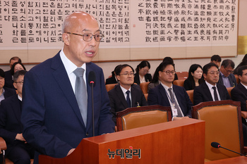 [포토] 국감장서 업무보고 하는 조원철 법제처장