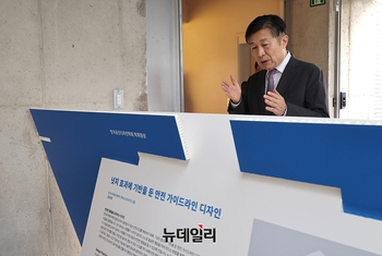 [포토] 공공디자인대상 수상작 살펴보는 전성수 서초구청장