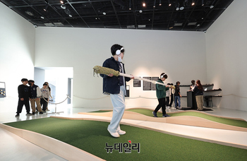 [포토] 플랫폼 작품 체험하는 학생들