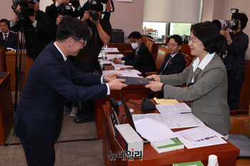 [포토] 선서문 제출하는 오동훈 공수처장