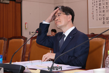 [포토] 머리 넘기는 오동훈 고위공직자범죄수사처장