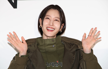 [영상] 이현이 '반가운 손인사'