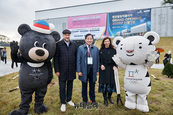 [포토] 기념촬영하는 심재국 평창군수