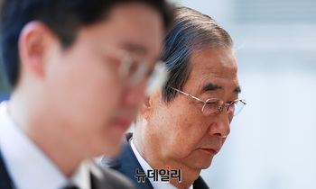 [포토] 공판 출석하는 한덕수 전 국무총리